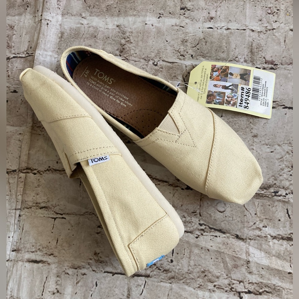 NWT TOM’s woman’s yellowish cream, color, Slip-On canvas shoes, size 7